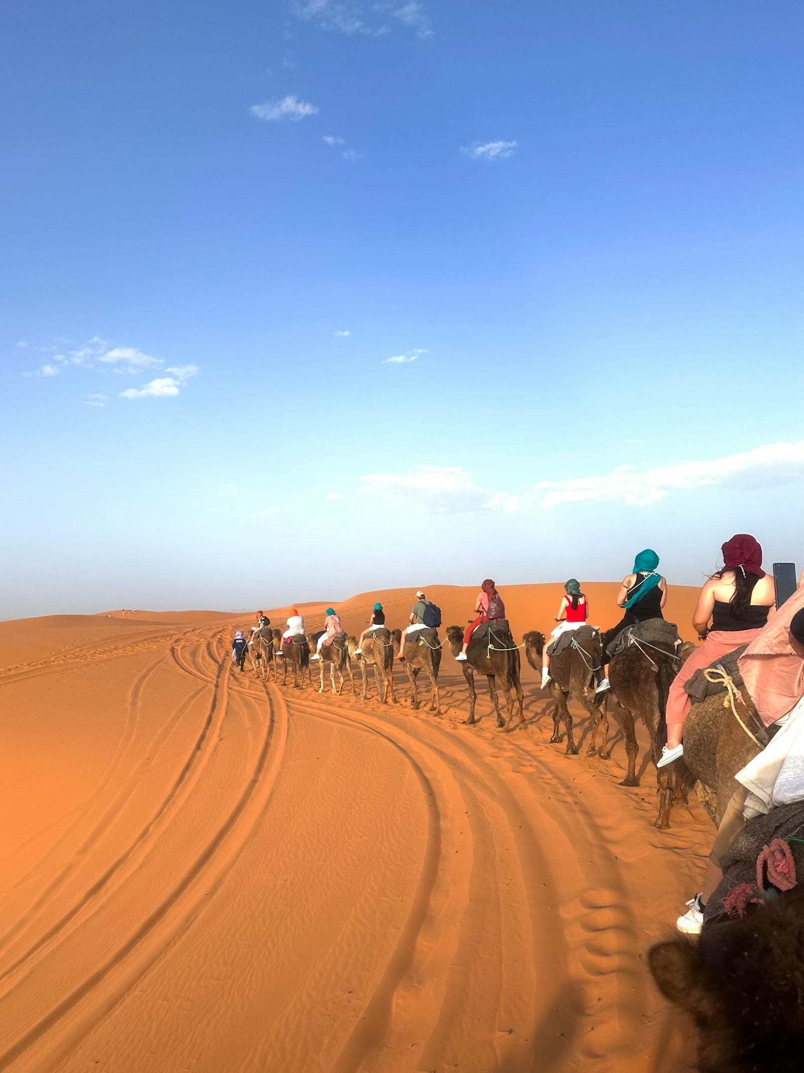 Passeio de camelo no deserto marroquino