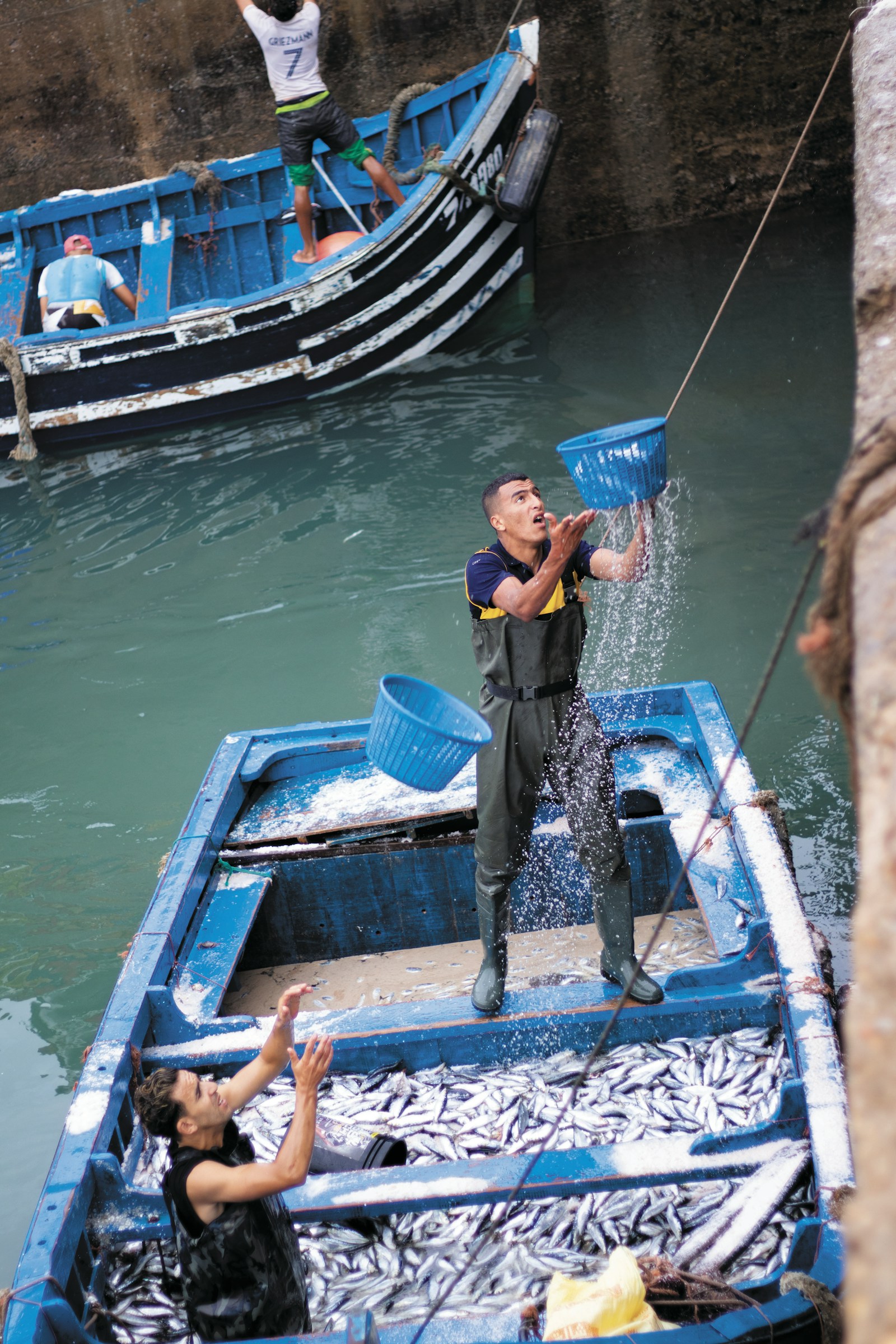 Barcos azuis tradicionais no porto de Essaouira