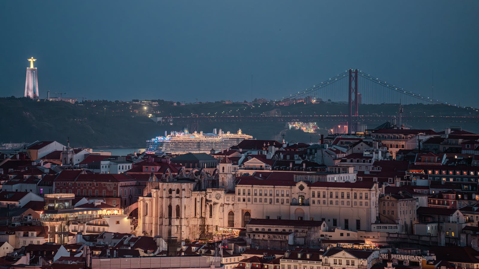 Lisboa ao entardecer, a cidade que abre e fecha a viagem