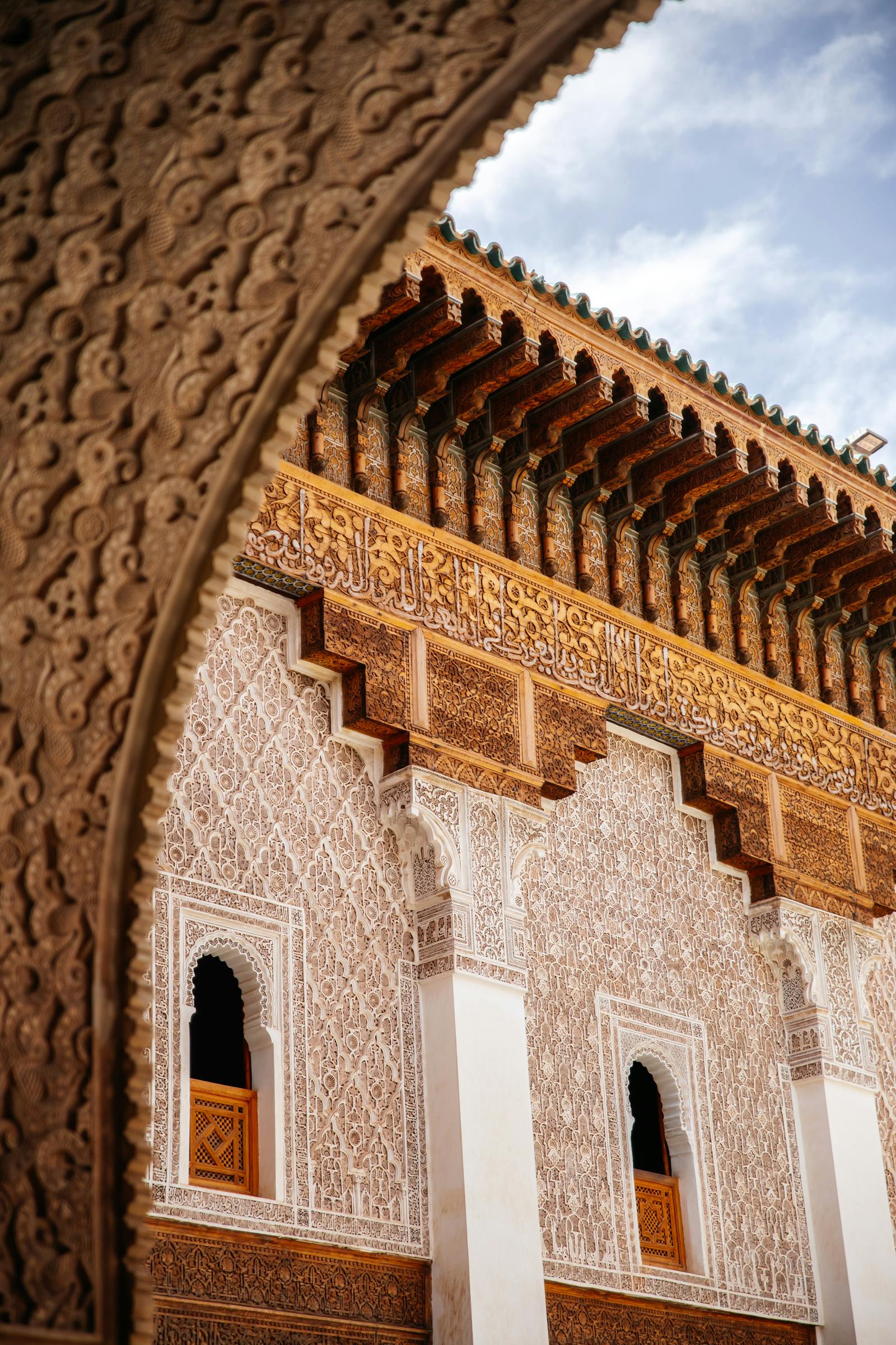 Medersa Ben Youssef, arcos e mosaicos